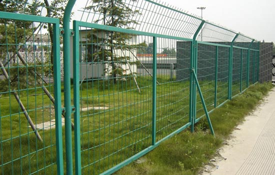 框架护栏网包塑铁丝网特点有哪些？