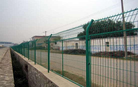 护栏网可以用作公路护栏