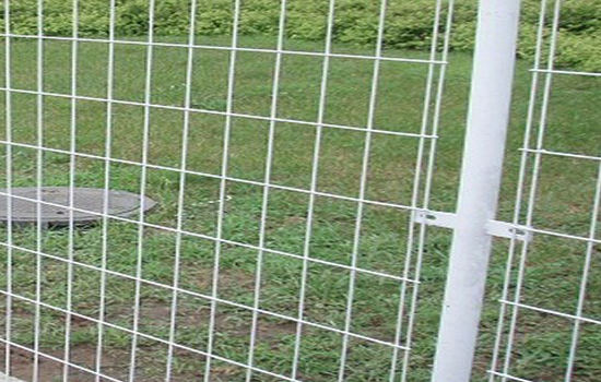 为什么用绿色浸塑护栏网外围屏障保护