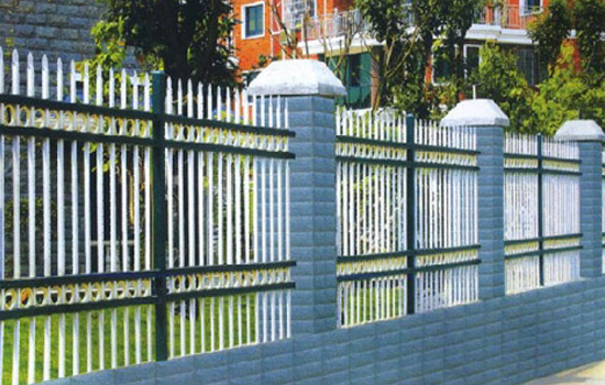 铁艺围墙可分为组装式焊接式两种