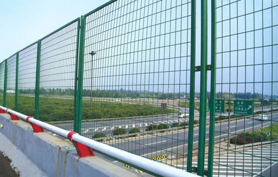 安装高速公路护栏很棘手