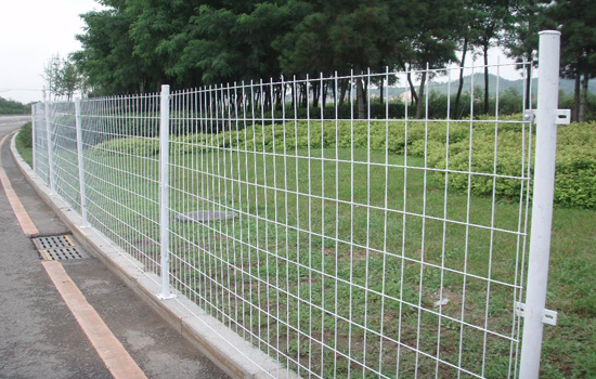 生产道路隔离护栏需要满足哪些性能需求？