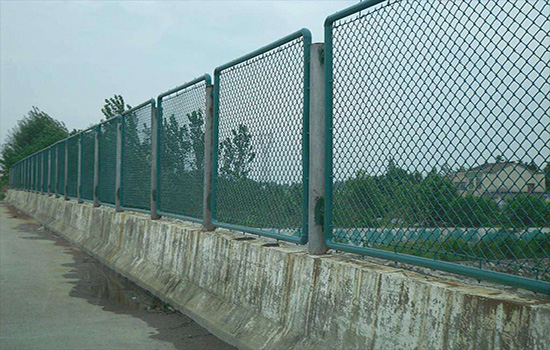 防眩网是比较经济的