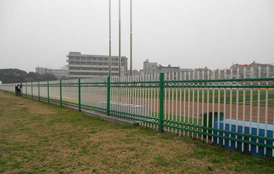 安装铁路护栏网立柱应该注意哪些问题