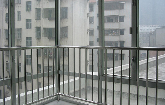 浅谈阳台护栏的安全标准和维护