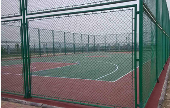 体育场围网安装前的地面处理